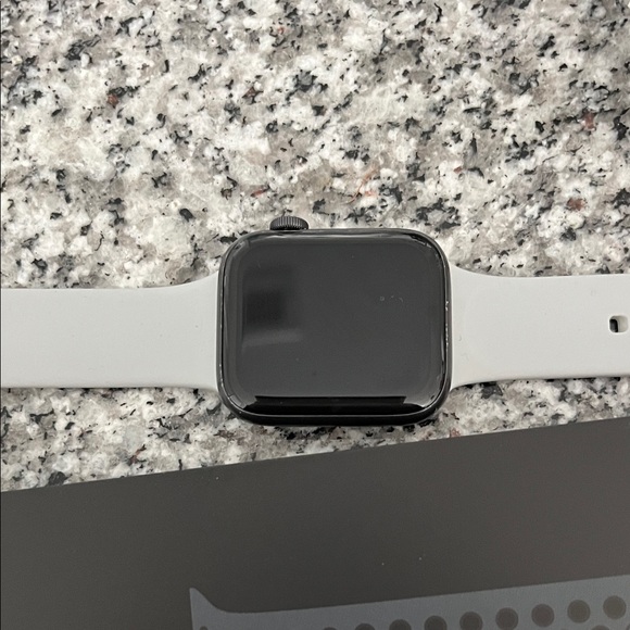Apple Watch Nike SE 44mm Sp Gray Alu Anth/Black SP Band GPS with EXTRA Gray Band - Picture 4 of 5